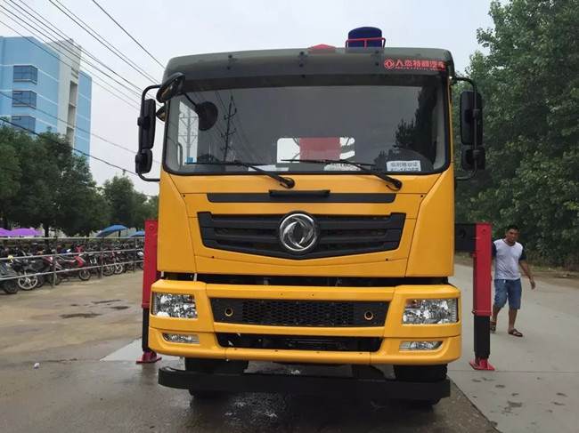 東風D701后雙橋（可裝6.3~12噸吊機）