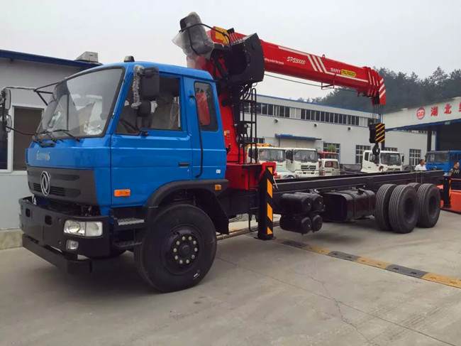 東風153后八輪(可裝6.3~12噸吊機) 東風153后八輪(可裝6.3~12噸吊機)