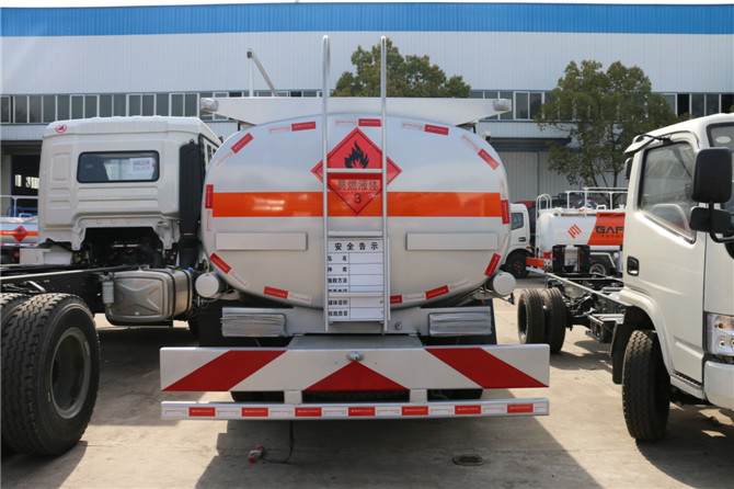 東風多利卡8-10噸加油車 東風多利卡8-10噸加油車