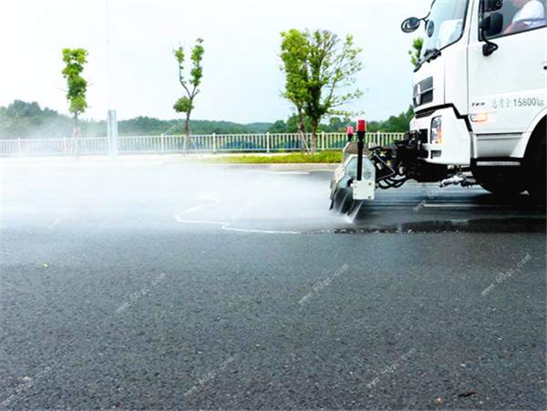 東風天錦路面清洗車前部效果